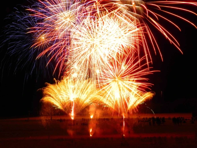 Spectacle pyrotechnique nocturne pour événement privé