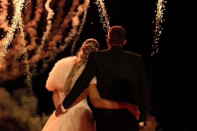 Couple devant un feu d'artifice