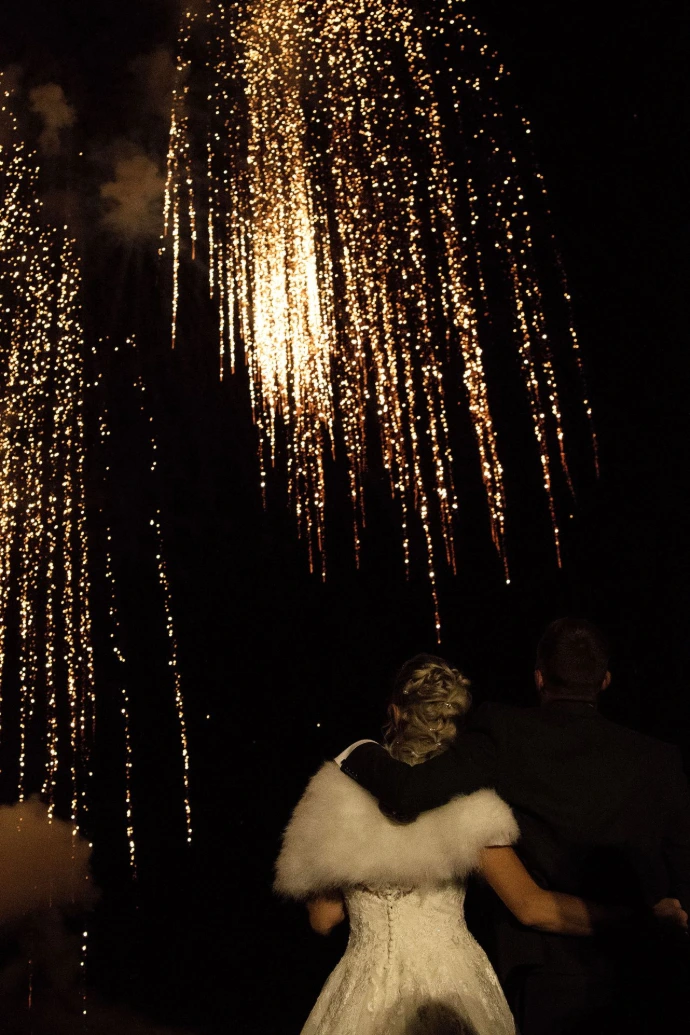 Artificier professionnel préparant un spectacle pyrotechnique